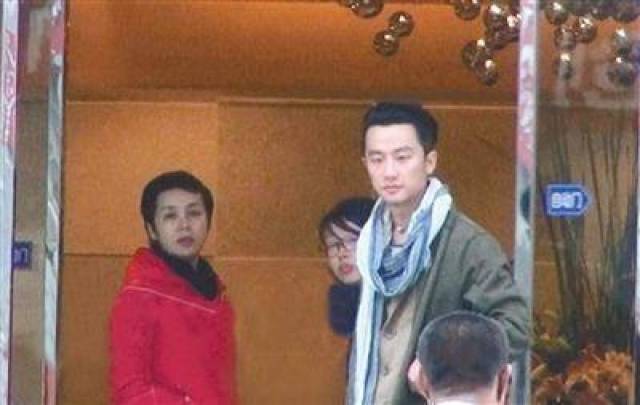 蒋雯丽皮肤干到全脸浮粉也不保养？难怪绯闻赶