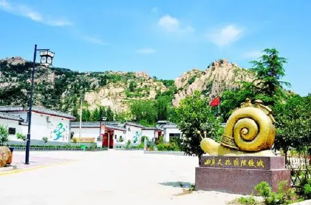 尼山旅游风景区位于曲阜城东南25公里,曲阜,邹城,泗水三县市交界处.