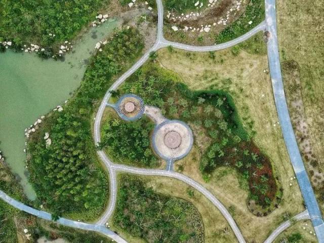 建成后,二环带公园 里面的环形水系和小型人工湖可以通到滴水湖, 全部