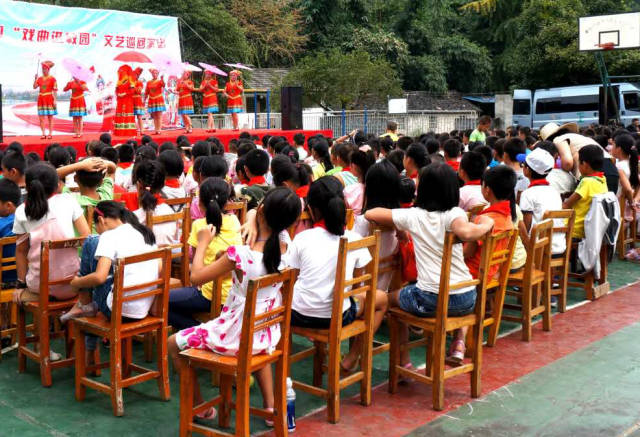 风情龙脊,传承国粹 一一9月28日戏曲走进龙脊镇小学