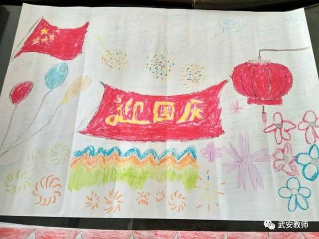 东竹昌小学的师生以国旗下讲话,学唱爱国歌曲,主题班会,绘画手抄报等