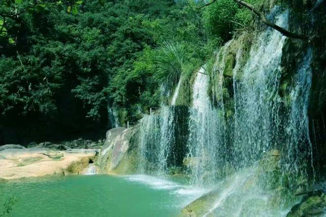 它由锦珠帘瀑布,觅芳潭,沐浴潭,美人潭等景点连缀而成,被旅游专家称为