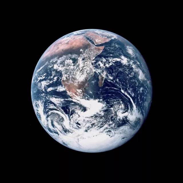 从太空中看到地球的全貌.