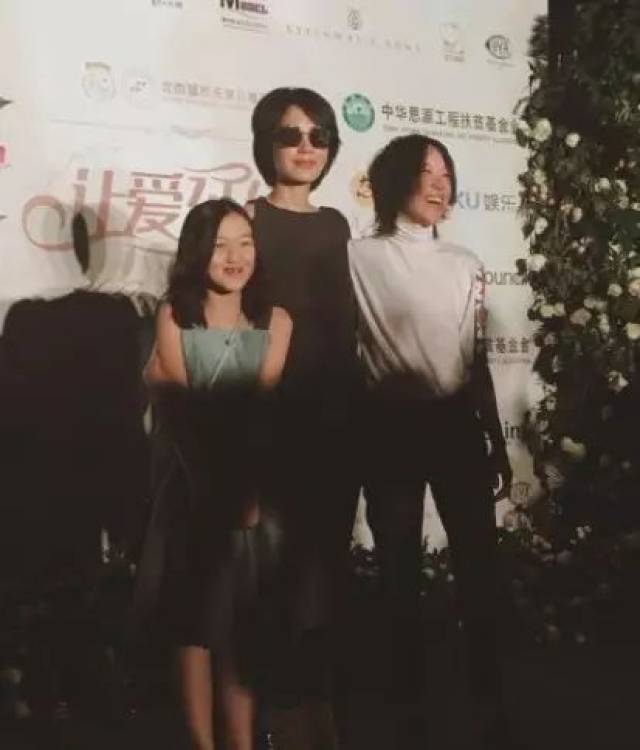《东森新闻云》报道,天后王菲与前夫李亚鹏23日带着女儿窦靖童,李嫣