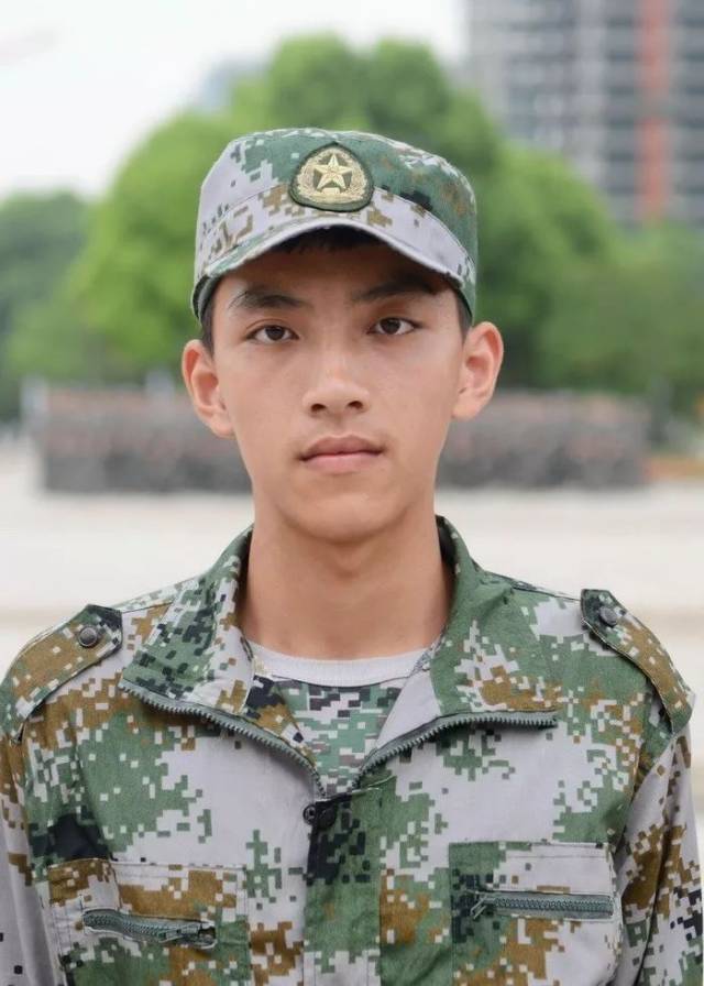 而军训中的男生们,多了几分稳重.