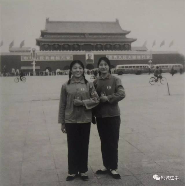 15/1970年,北京人戴桂茹和刘保京在天安门前合影