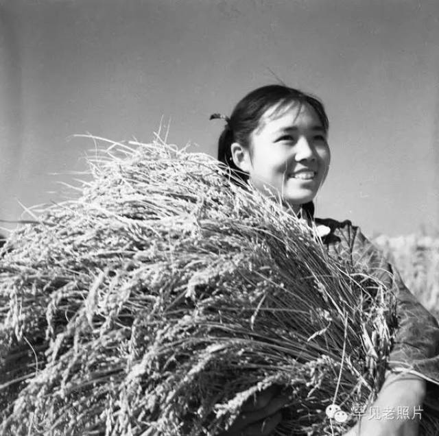 1957年,河南新乡市郊区,农村妇女做针线.摄影/王世龙.