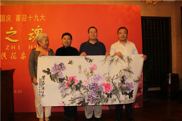 著名京剧表演艺术家刘亚新,沈文莉,郎琼瑛(从左至右)现场表演京剧曲目