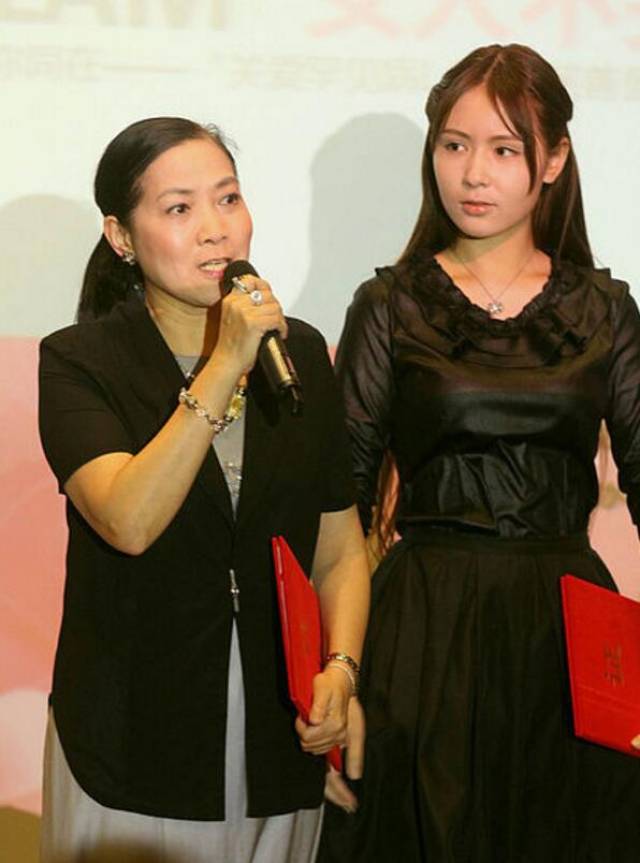 沈丹萍携女儿亮相某颁奖典礼,女儿非常卡哇伊