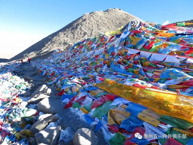 去转山前会经过一个湖,玛旁雍措,三大圣湖之一,远处是纳木纳尼峰 转山