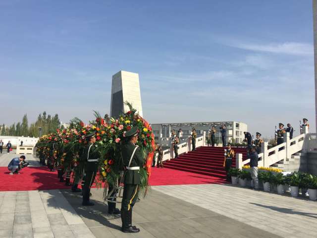 不忘初心 致敬英雄——包八中,铁西一小参加包头市烈士纪念日公祭活动