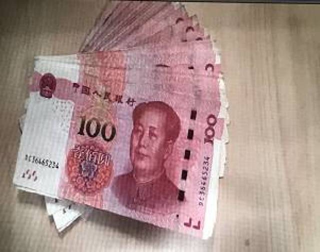 月饼盒里装着5000元钱!女司机懵了!