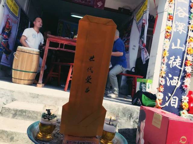 捧举灵位,手持花幡,长久跪拜.仪式名叫"做孝子"