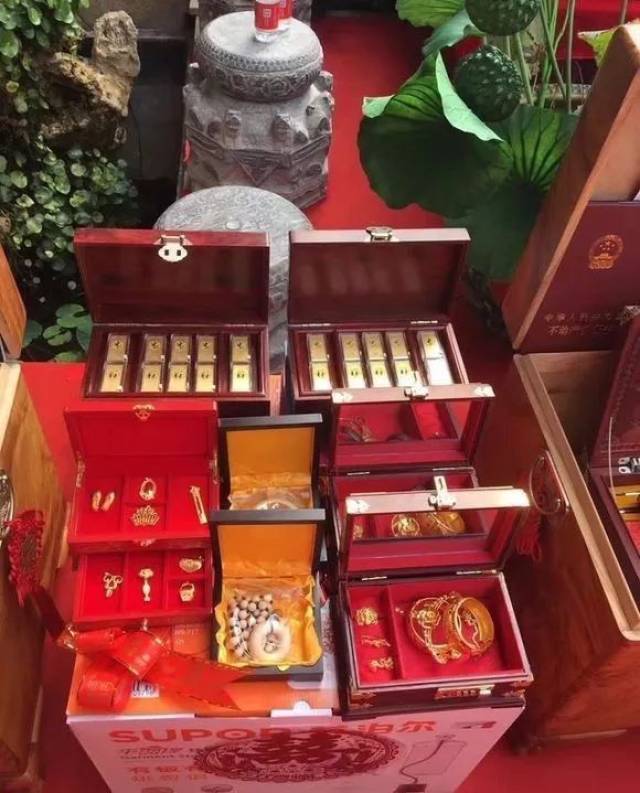 绍兴隔壁的土豪嫁女儿:1000万现金!2套别墅,6辆劳斯莱斯开道
