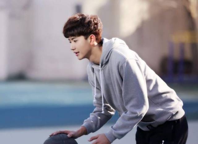 在镜头外,他却是那个热爱篮球的宅系大男孩.