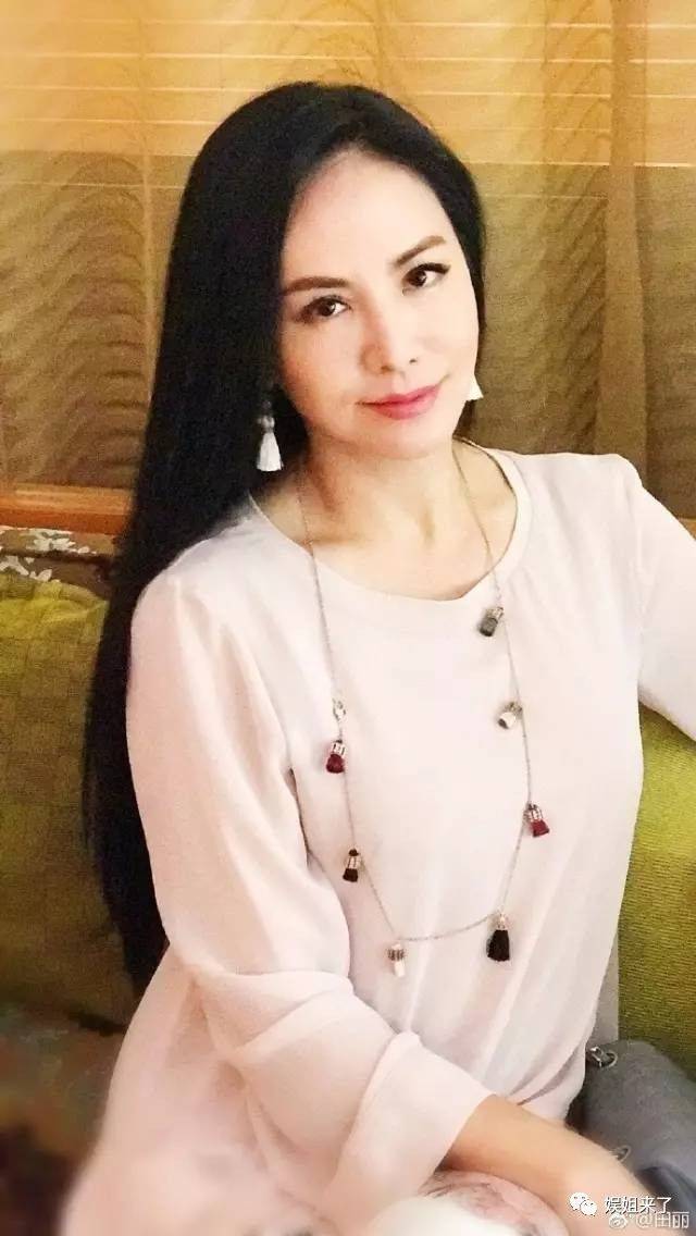 她自愿拍裸照,和众女星抢男人,流产离婚后嫁小12岁