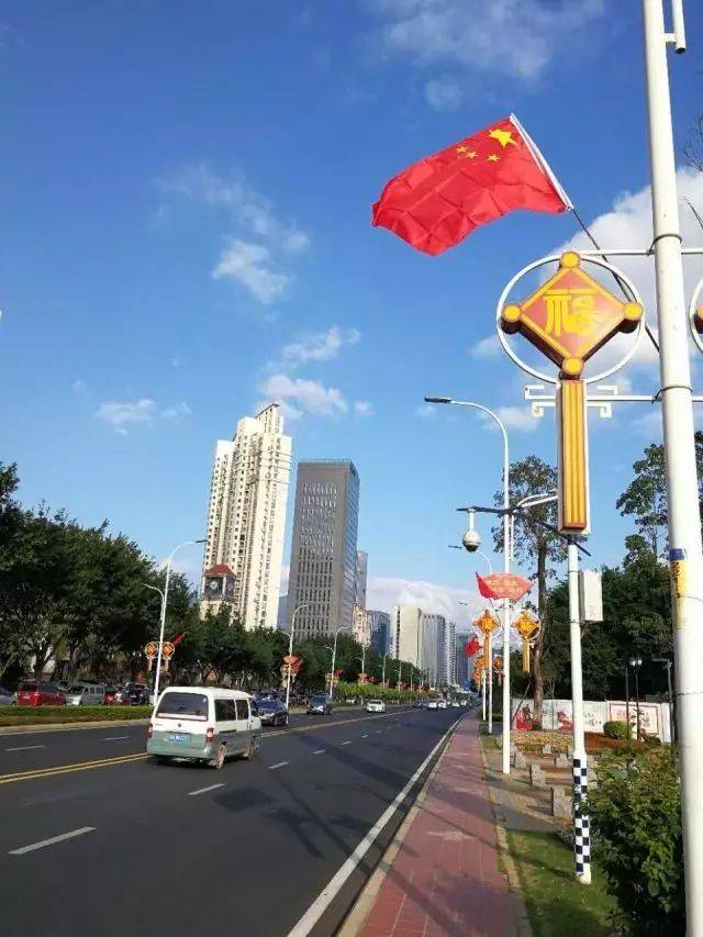 台江:红旗飘飘迎国庆 满城尽是"中国红"