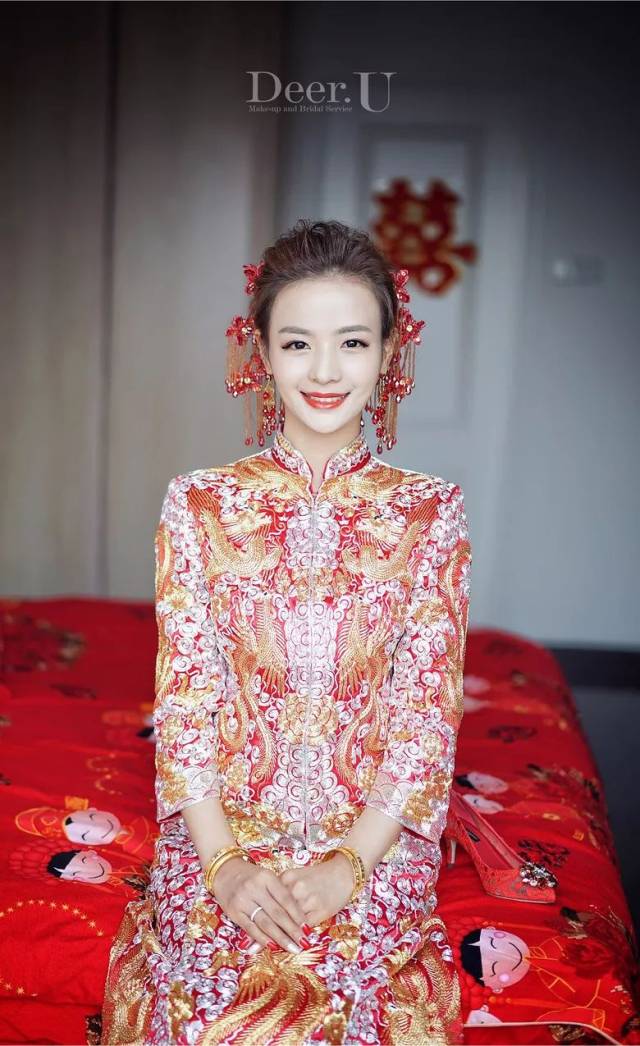 龙凤褂最明显的区分就是直筒 绣法(可参考刘璇,胡杏儿婚礼中式礼服).
