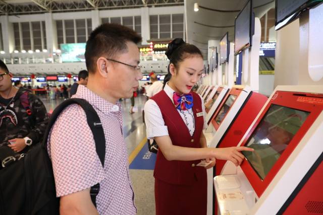 客运值机室值机员邓雨梦菲协助旅客办理值机