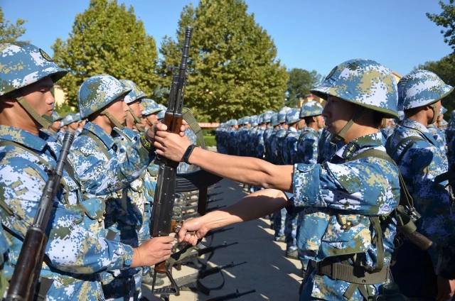 北海舰队某训练基地举行2017届新兵授枪仪式