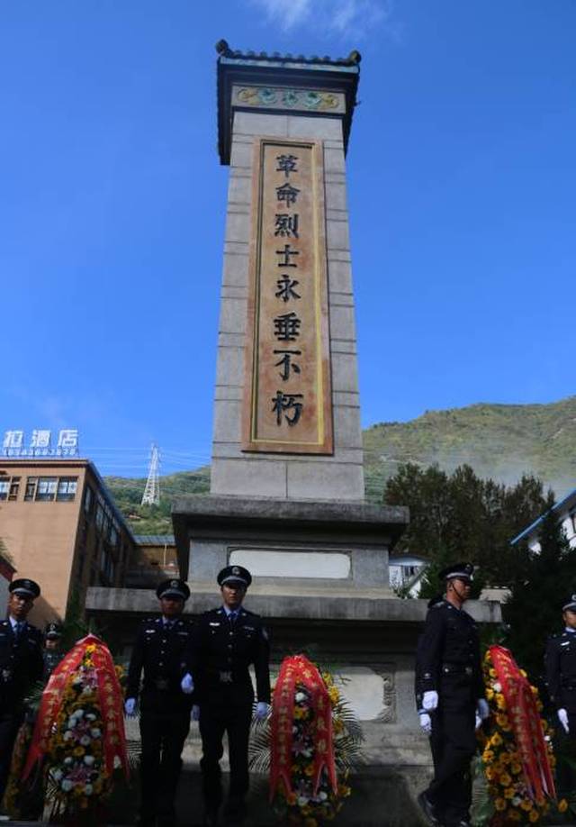 鲜花献英烈,哀思祭忠魂  9月30日上午的康定烈士陵园内人头济济,气氛