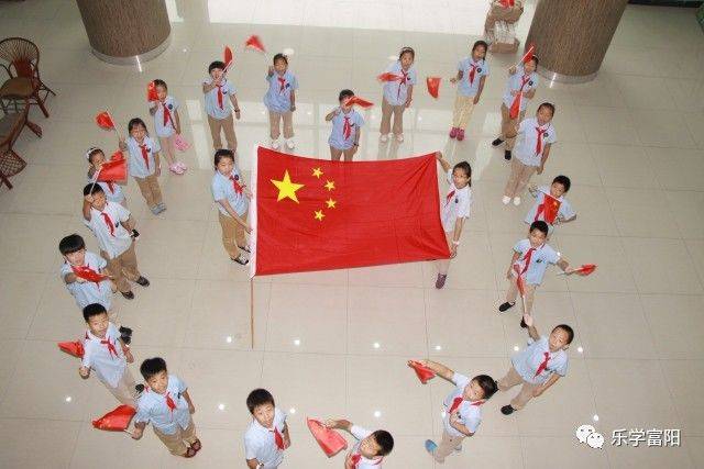 五星红旗,我为你骄傲!富阳各中小学,幼儿园晒出"我和国旗的合影"!