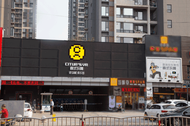 如果是你晚上来的话,还可以看到logo上面播放的视频,真的是任性的老板