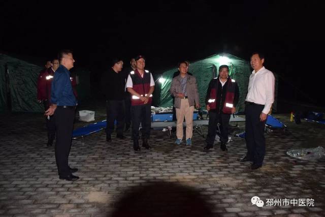 9月29日晚,邳州市卫计委主任戴明威深夜看望夜训队员.