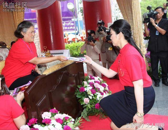 泰国前总理英拉的合十礼和跪拜礼英姿飒爽亲切美貌