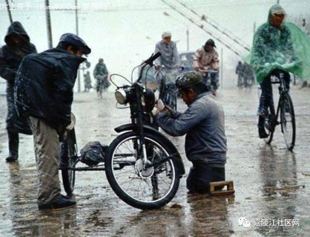 大雨中修车赚钱生活的残疾人