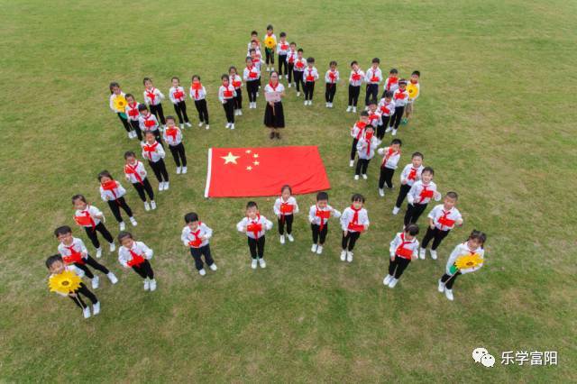 五星红旗,我为你骄傲!富阳各中小学,幼儿园晒出"我和国旗的合影"!