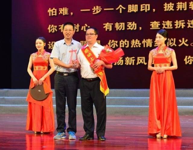 县委副书记,县长余业伟为"感动上犹人物"曾勇颁奖