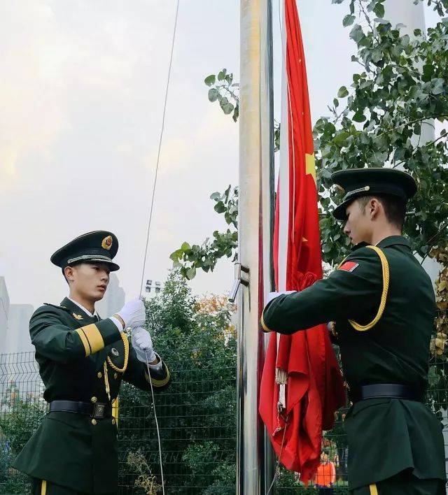 伴随着嘹亮的国歌,五星红旗徐徐升起