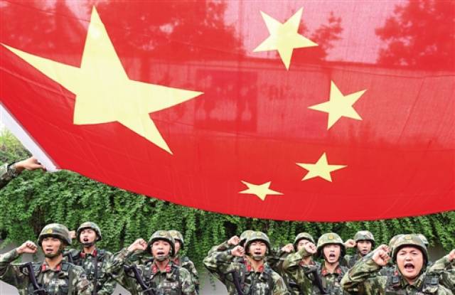 武警安徽总队第二支队官兵在鲜艳的五星红旗下重温《忠诚卫士誓词》.