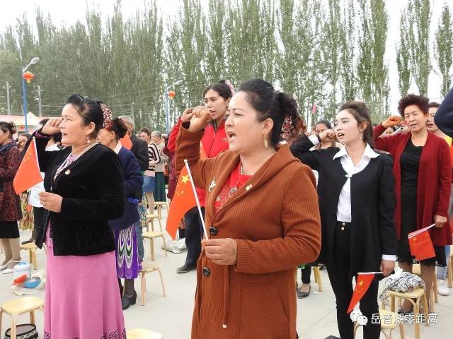 岳普湖县17万人民 同升一面旗 同抒爱国情 共筑中国梦