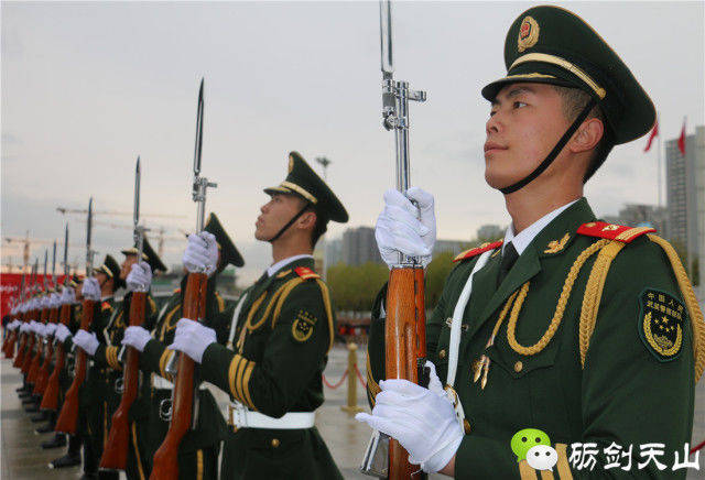 武警新疆总队完成自治区国庆升旗任务剪影