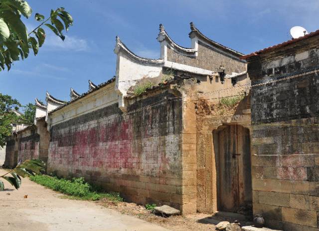罗家岗位于黄陂区王家河街罗岗村,村内集中分布明清时期古民居建筑群