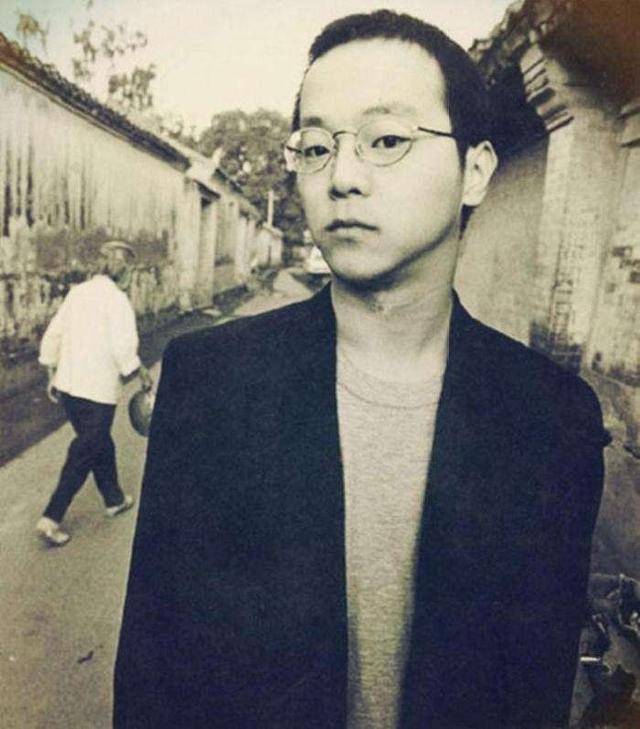 让我们来看看他当年的模样. 年轻时的窦唯,也是一枚俊朗的少年.