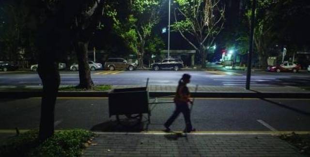 今天凌晨3点半,深圳街头发生惊人一幕.
