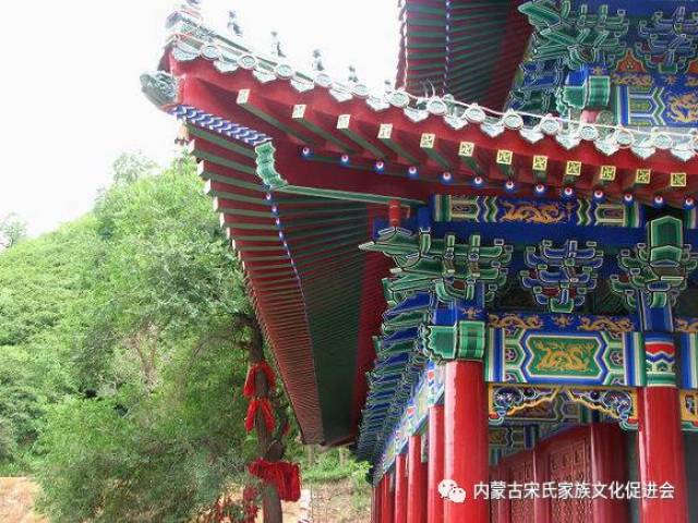 赤峰市松山区猴头沟乡瓦房村北五公里许,有一座幽静美丽的香山,这里