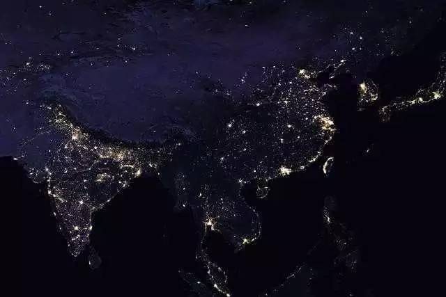 nasa公布全球夜晚灯光图,中国比印度暗,印度发展超越中国?