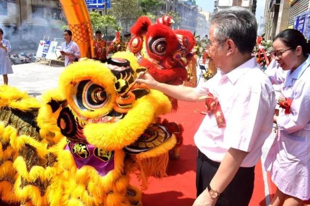 洛纳丹蒂福建省代潘总为涵江院开业舞狮点睛