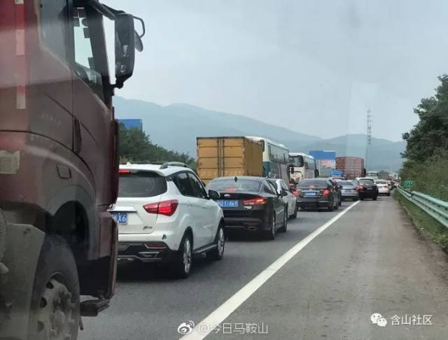 高速公路/省道全部堵车!事故车辆挡路众人合力抬车清障