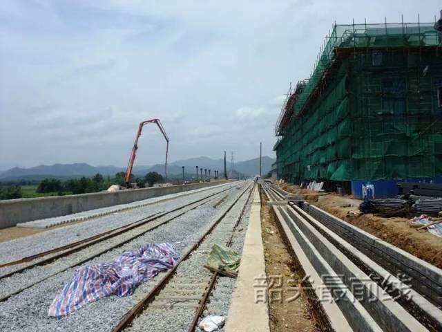 赣韶铁路在韶关境内办客的车站分别是丹霞山站,始兴站和南雄站,网友"