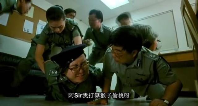 在周星驰的千王之王中王晶赌输了后使出绝招肥螳螂最后被星爷用杀虫