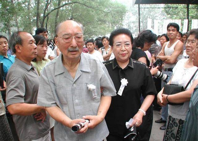 陈佩斯及其父亲陈强参加追悼会,心情十分悲痛!