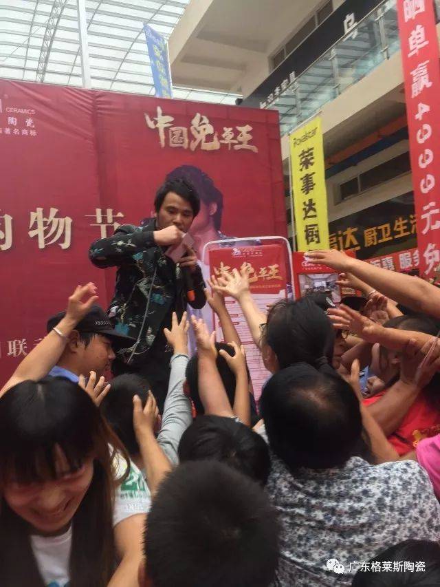 周杰伦模仿秀表演者王岩为大家带来精彩的歌曲表演,还与现场观众友好