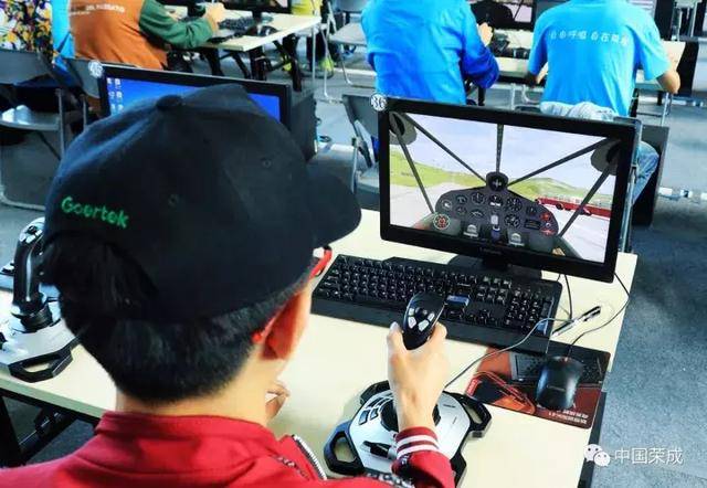 2017全国青少年模拟飞超变态传奇sf行大赛丨航空小能手的“蓝天飞梦”