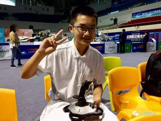 2017全国青少年模拟飞超变态传奇sf行大赛丨航空小能手的“蓝天飞梦”