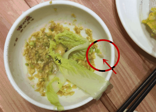桂林这家餐厅食材里惊现活蛆,还在蠕动!看完还敢去么?